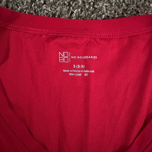 No Boundaries Red Short Sleeve V-Neck Tee - Picture 2 of 2